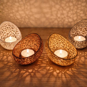 Dekorative Teelichthalter im organischen Design mit faszinierendem Lichtspiel