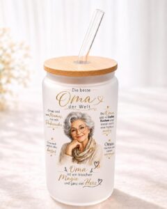 Personalisiertes Oma Glas mit Bambusdeckel und Glasstrohhalm, Motiv Oma der Welt
