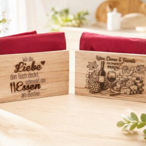 Serviettenhalter aus Holz mit Lasergravur und roter Serviette als Motivauswahl