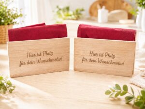 Serviettenhalter aus Holz mit Platz fuer ein eigenes Wunschmotiv und roter Serviette