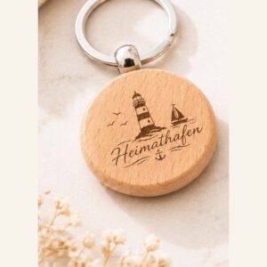Holz-Schluesselanhaenger mit Gravur Heimathafen, Leuchtturm und Segelboot
